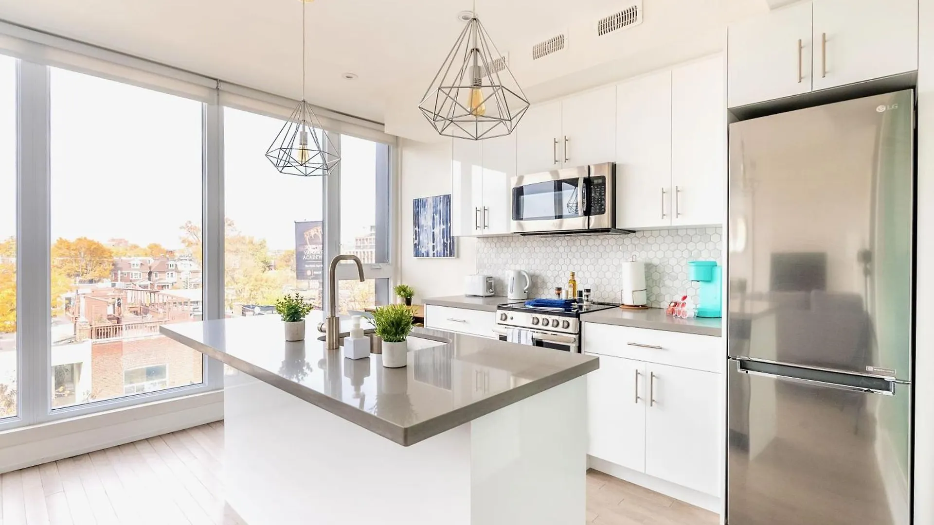 فندق Contemporary 3Br With Natural Light High Park North Nearest Intersection - Dorval Rd, تورونتو