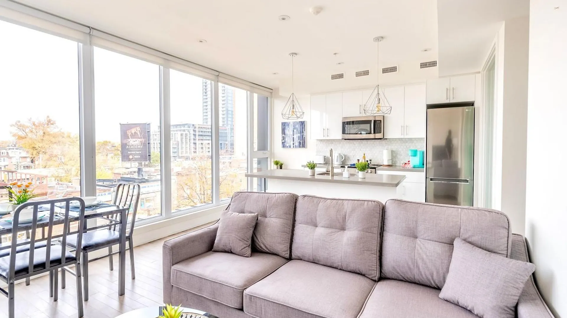 Contemporary 3Br With Natural Light High Park North Nearest Intersection - Dorval Rd, تورونتو فندق