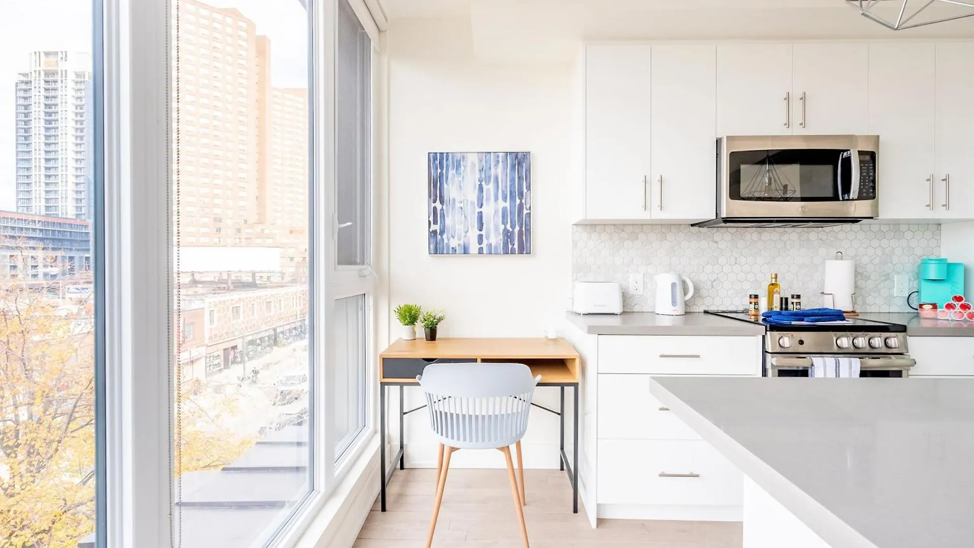 Contemporary 3Br With Natural Light High Park North Nearest Intersection - Dorval Rd, تورونتو