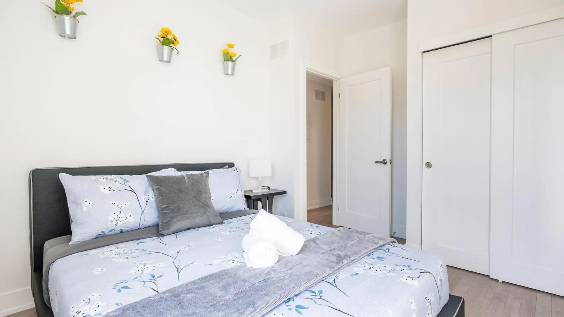 Contemporary 3Br With Natural Light High Park North Nearest Intersection - Dorval Rd, Toronto Hotel