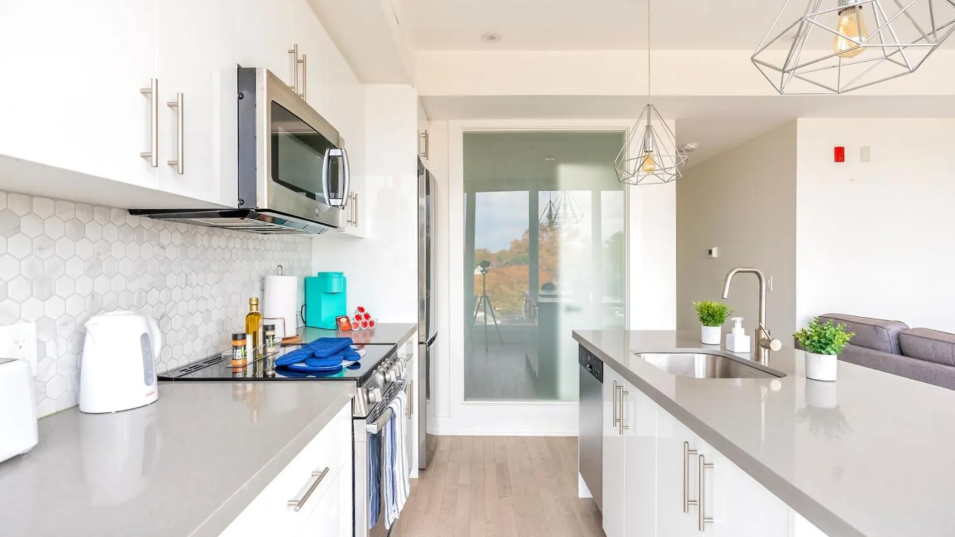 Hotel Contemporary 3Br With Natural Light High Park North Nearest Intersection - Dorval Rd, Toronto Canada