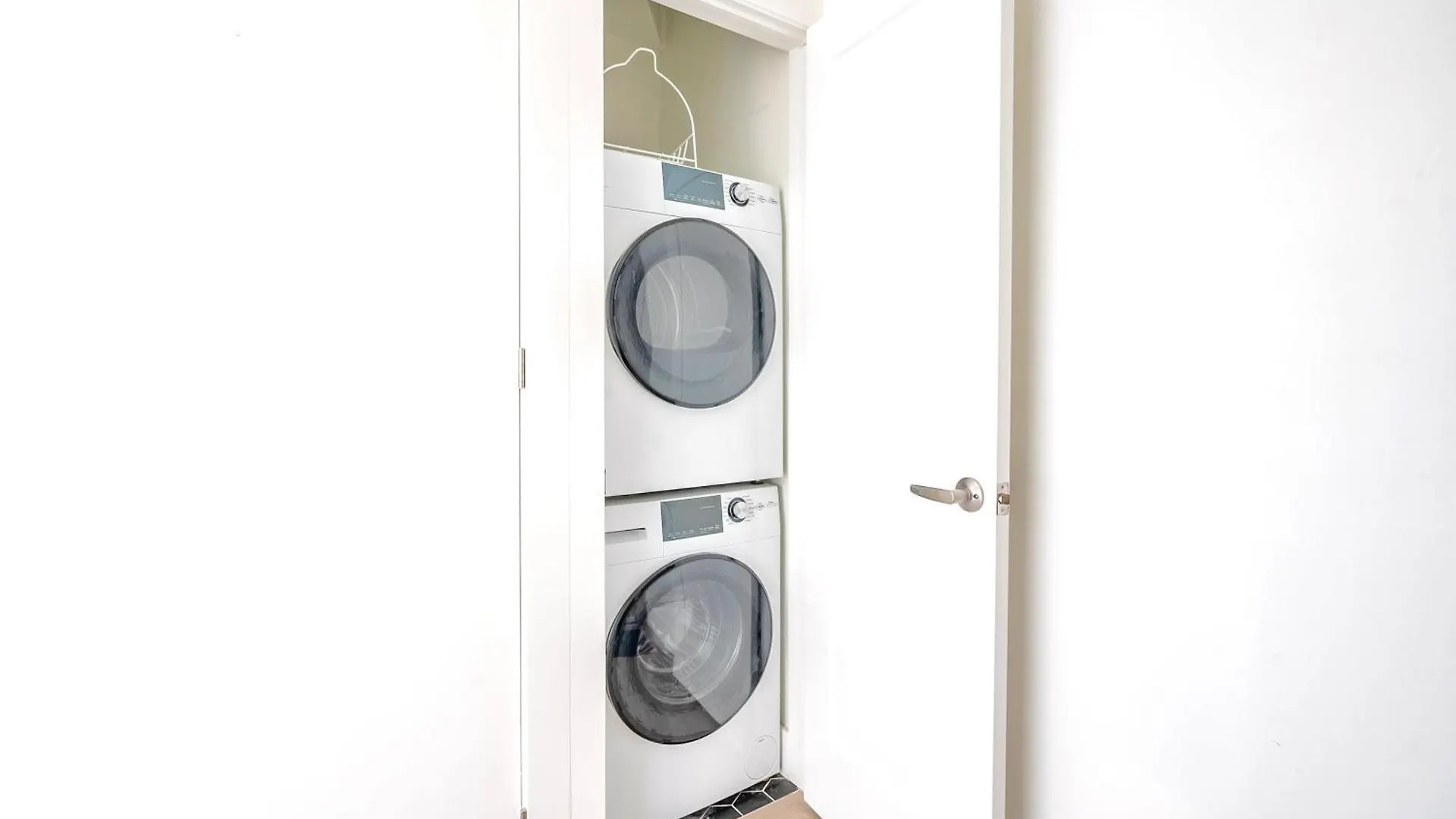 Hotel Contemporary 3Br With Natural Light High Park North Nearest Intersection - Dorval Rd, Toronto