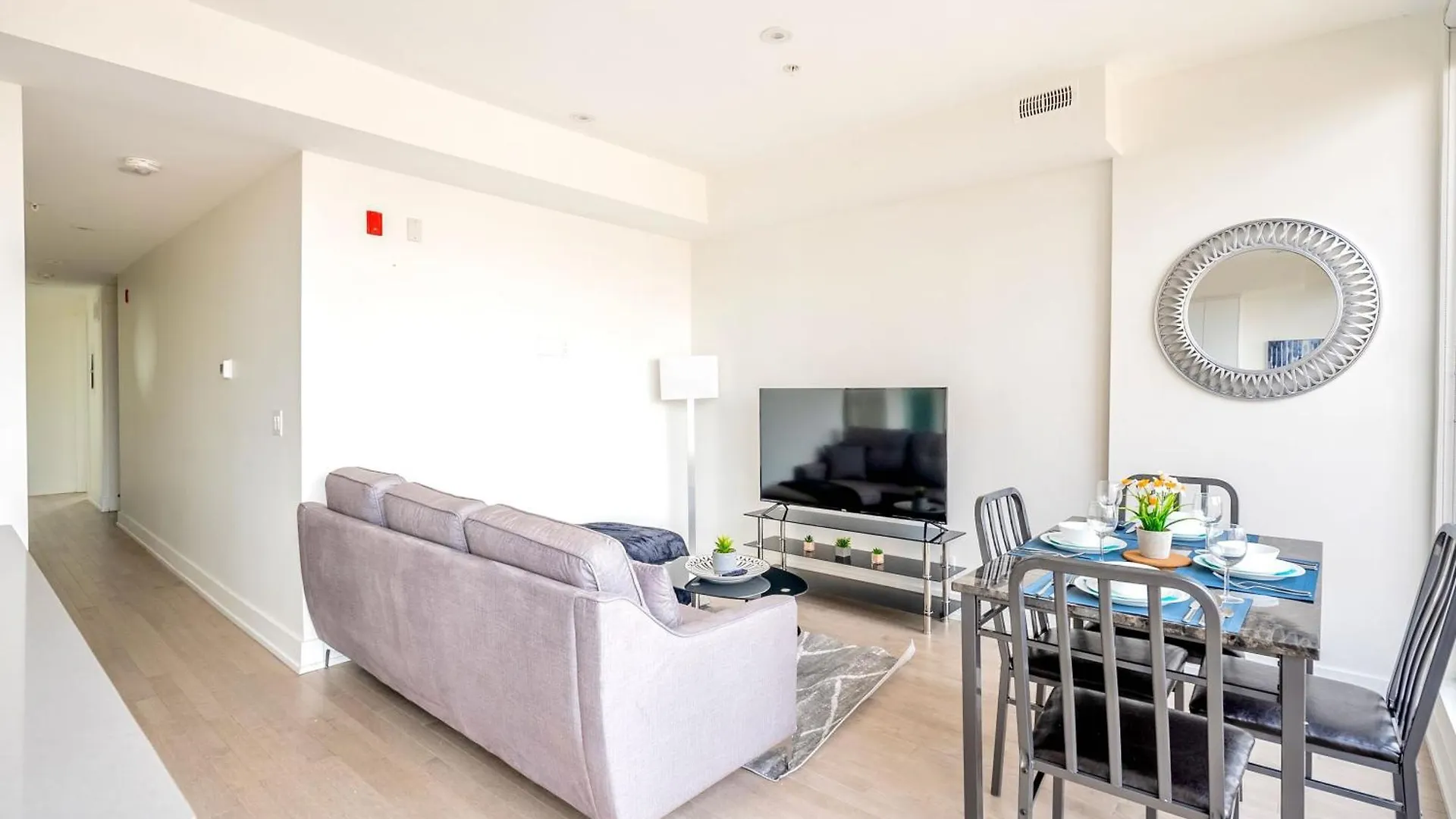 Hotel Contemporary 3Br With Natural Light High Park North Nearest Intersection - Dorval Rd, Toronto Canada